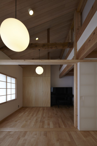 House in Takatsuji Living Room Design Asian Style