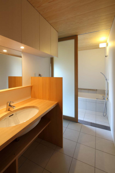 House in Ayukawa Bathroom Japanese Interior Decor