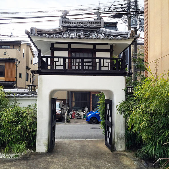 Gate to the Zen temple Kanga-an