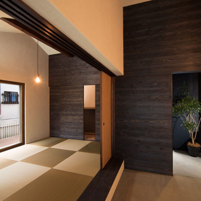 Tanakahigashitakahara-cho House Living and Dining Room Japanese Decor