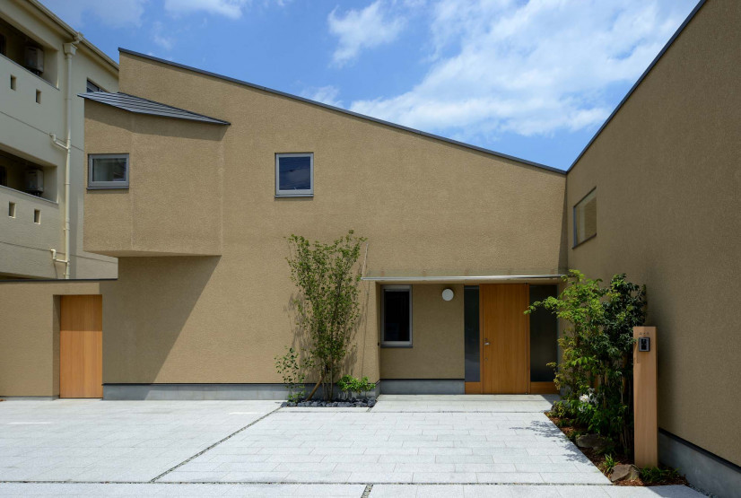 House in Itami Exterior Traditional Japanese Design