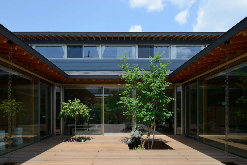 House in Itami Courtyard Traditional Japanese Design