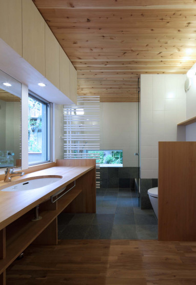 House in Matsugasaki Bathroom Modern Decor